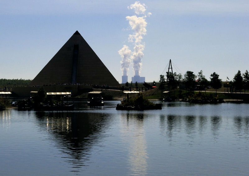 01Belantis_Pyramide.jpg - Dieses Bild entstand im Vergnügungspark Belantis bei Leipzig. Pyramide und Kohlekraftwerk, fast Schwarz und fast weiß, dazu die Spiegelung ...