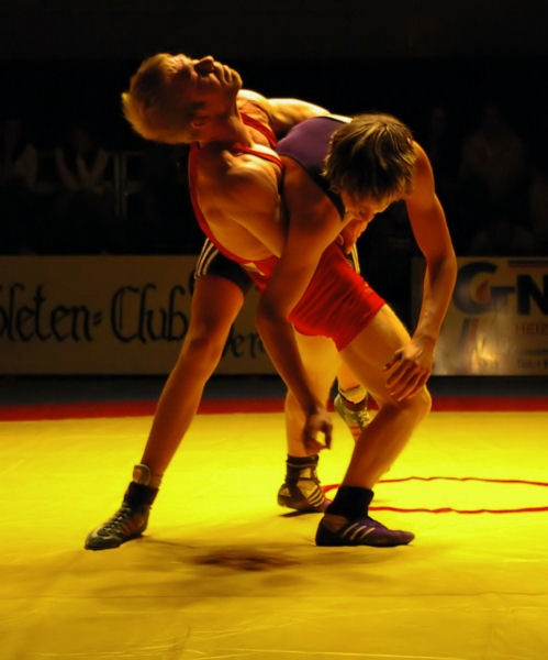 02ringen_werdau.jpg - Das erste Ringerfoto auf Eiapopeia. Hier wird Benjamin Amthor gerade von Arne Brömme geworfen. Die Beleuchtung in der Werdauer Halle, die eigentlich nur aus mehreren Deckenstrahlern besteht, ist toll.