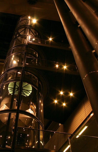 07Berlin_Hauptbahnhof.jpg - ine nächtliche Studie vom neuen Berliner Hauptbahnhof. Interessante Architektur um den Fahrstuhl.