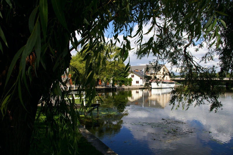 08Linkoeping_Idylle.jpg - Linköping in Schweden. Wechselspiel zwischen hellem Hintergrund und dunklem Vordergrund.