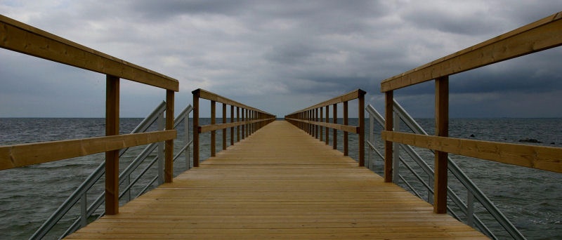 09bSchweden_bruecke.jpg - Ein Steg, der viele Meter in die weite Ostsee ragt. Symmetrie und rauhes Wetter.