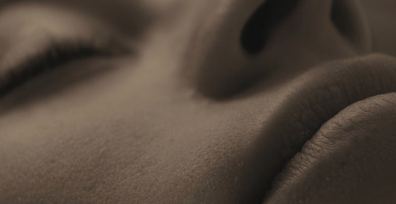 14nahaufnahme_gesicht.jpg - Eine spontane Nahaufnahme eines Gesichtes. Um das Spiel von Licht und Schatten zu betonen, habe ich es in ein zartes Sepia gehüllt.