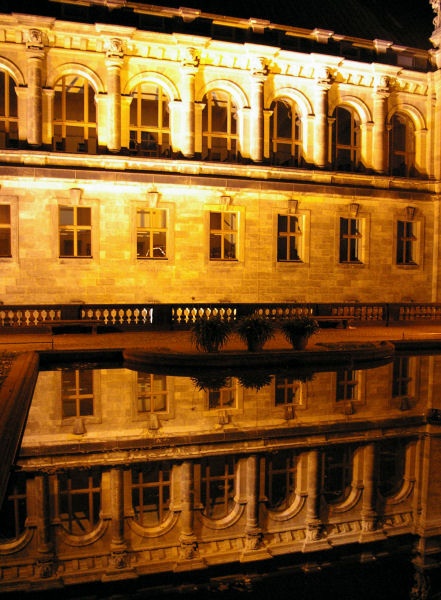 pentax002.JPG - Selbst in qualitativ schlechtem Wasser entstehen - entsprechende Ruhe vorausgestzt - Spiegelungen.