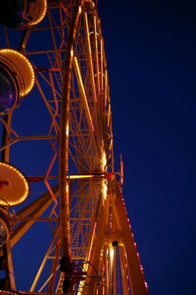 pentax004.JPG - Ein Riesenrad. Ein tolles Gefühl in einer lauen Sommernacht die Stadt von oben zu betrachten.