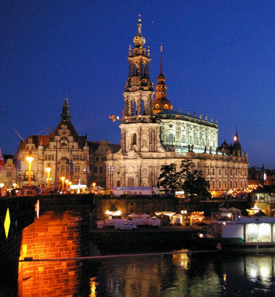 pentax006.jpg - Auch das restliche Elbufer wurde während der Festwochen in ein spannendes Licht getaucht. Zu sehen ist die Hofkirche von der Augustusbrücke aus.