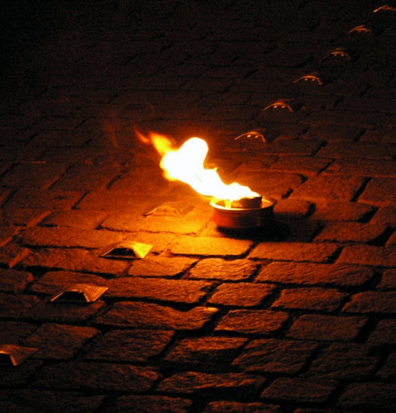 pentax009.JPG - Eine kleine Fackel auf dem Theaterplatz in Dresden. Macht ein schönes Licht. Die eckigen Metallteile sind die Fahrbahn-markierungen.
