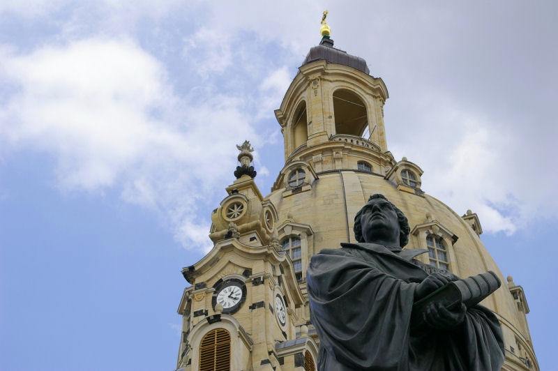 pentax010.JPG - Martin Luther vor der Frauenkirche. Von welchen Träumen wohl sein Blick zeugt?
