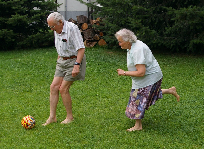 pentax012.JPG - Mein Beitrag zur Fussball WM 2006 in Deutschland. Traudel und Conrad Beyer beim kicken. Das Fussballfieber scheint wirklich jeden anzustecken.