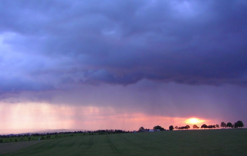 Foto001.jpg - Ein veregneter Sonnenuntergang nahe Großrückerswalde im Erzgebirge.