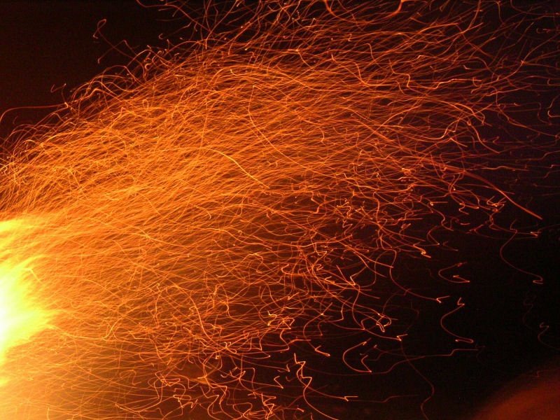 Foto004.jpg - Funkenflug eines Lagerfeuers bei leicht verlängerter Belichtungszeit.