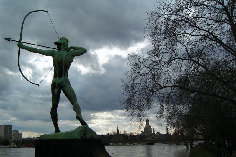 Foto009.jpg - Diese Körperhaltung versetzt die starre Statue in optische Bewegung.