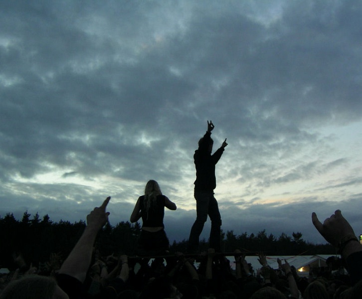 Foto011.jpg - Auf dem Hurricane Festival 2005. Dem einen dient das Brett um sich feiern zu lassen, dem anderen gibt es Zeit zur Erholung.