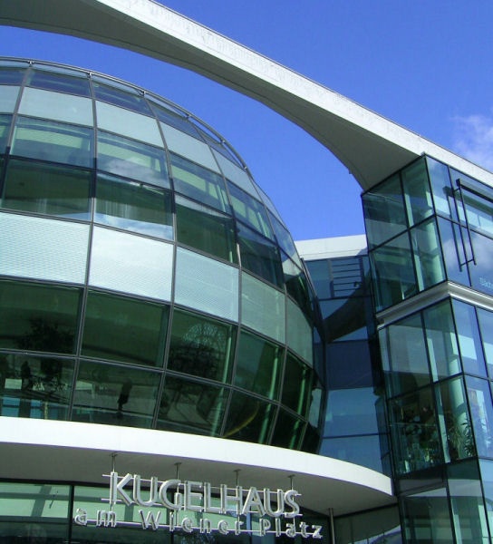 Foto012.jpg - Das Kugelhaus in Dresden bietet eine interessante Architektur. Wer versucht hier die "würfelur der Kugel"?