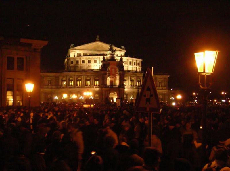 Foto016.jpg - 60 Jahre war es her. Am 13. Februar 1945 wurde Dresden dem Erdboden gleich gemacht. 2005 setzten an gleicher Stelle tausende Dresdner ein Zeichen gegen Krieg und Faschismus.