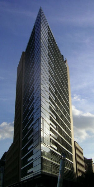 Foto021.jpg - Harte Kante. Am Potsdamer Platz in Berlin ergiebt sich dieses Bild.