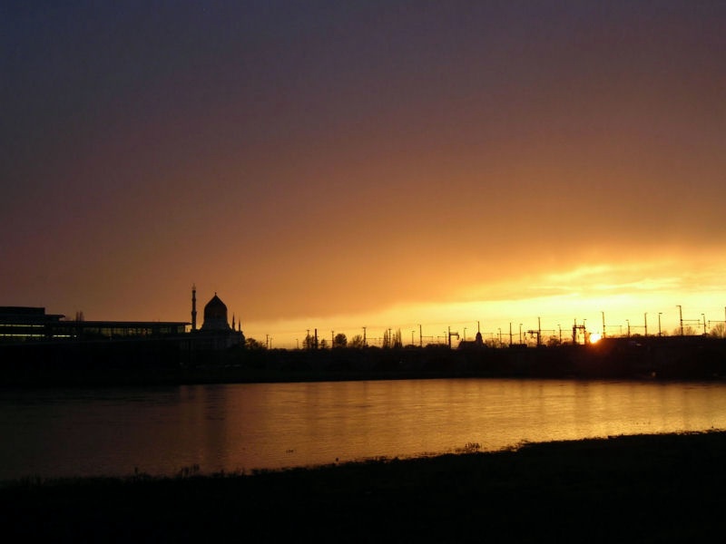 Foto022.jpg - Das Gebäude sieht zwar nicht danach aus, aber dieses Foto entstand ebenfalls in Dresden. Es handelt sich um die ehemalige Tabakwarenfabrik Yenidze, die 1908/09 gebaut wurde und einer Moschee ähnelt. Die Sonne versteckt sich gerade und verleiht dem Himmel dabei eine ungewöhnliche Farbe.