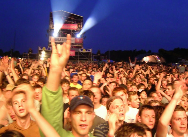 Foto023.jpg - Dieses Foto entstand auf dem Hurricane Festival 2004. Für The Hives haben die Fans sichtlich alles gegeben.