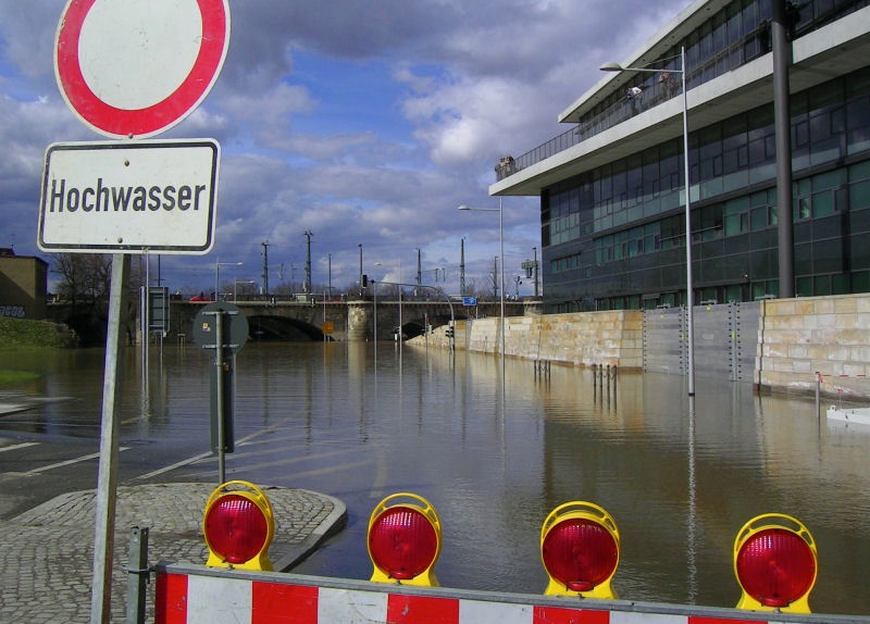 Foto031.JPG - Das Wasser steigt und steigt. Allenthalben muss das Schild verrückt werden.