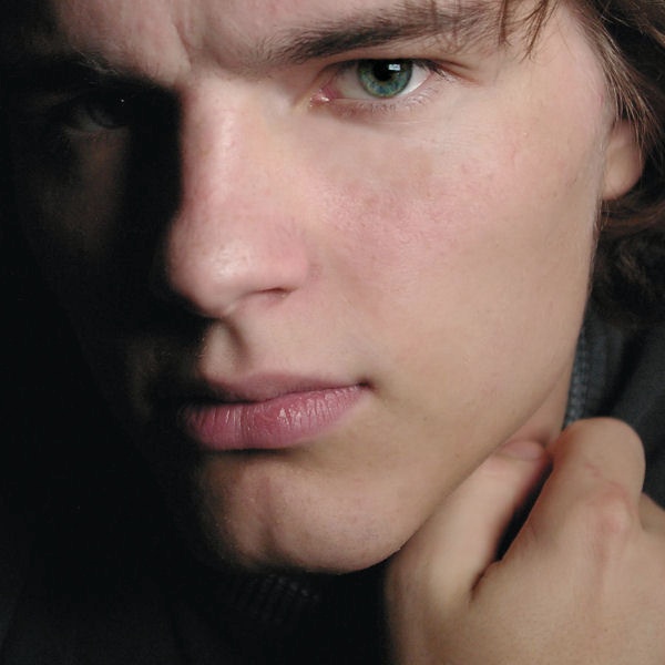 03selbstpotrait.jpg - An einem etwas langweiligen Abend entstand dieses Selbstportrait im Rahmen einer Versuchsreihe. Zur Beleuchtung habe ich das Zimmer verdunkelt und mich von meinem Bildschirm anstrahlen lassen.Das Bild ist natürlich ganz leicht ;) nachbearbeitet.