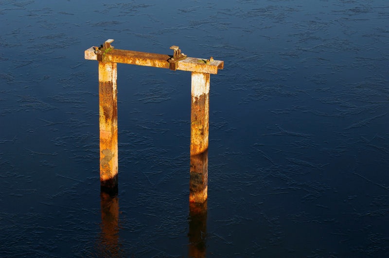 04pi.jpg - Dieses, an ein Pi erinnerndes Gebilde, stand am Ufer eines Sees und hat früher wohl mal ein Sprungbrett gehalten.Orange und Blau ist eine tolle Farbkombination.