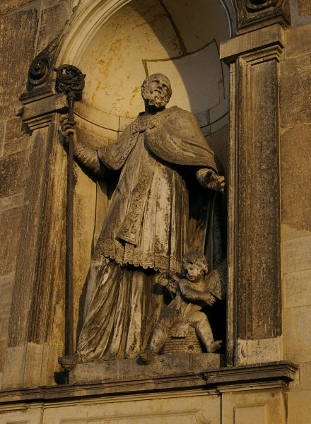 05figur.jpg - Tiefstehende Sonne gibt dieser Sandsteinfigur an der Dresdener Hofkirche Tiefe. Gut gemacht ist sie sowieso.