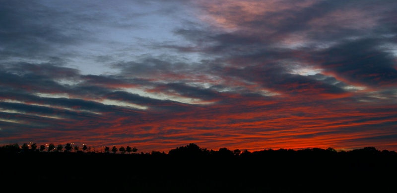 06himmel_rot.jpg - Mit dem Auto unterwegs, zwang mich dieser faszinierende Himmel zum Anhalten. Die Farben sind echt!