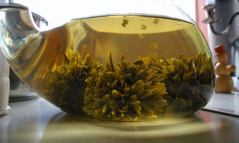 09teekanne.jpg - Teeblätter, die zu einer Art Blume zusammengeknüpft wurden. Optisch ein toller Effekt in solch einer gläsernen Kanne. Geschmacklich waren diese vier wohl etwas zu viel des Guten. Doch wozu gibt es einen zweiten Aufguss?