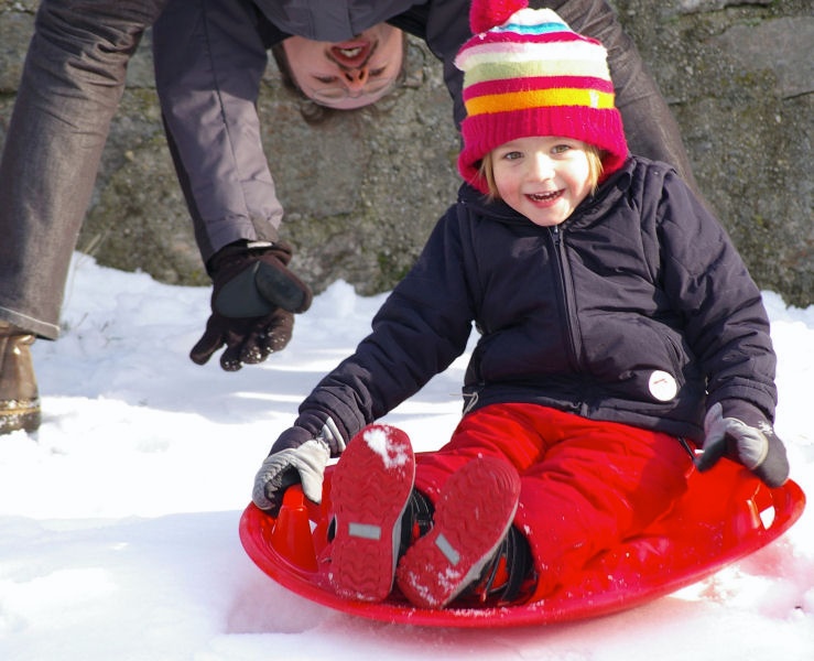 13schneespass.jpg - An zwei Tagen gab es im Gebirge auch Schnee, der natürlich kurzerhand genutzt wurde. Jan und Samira versuchen auf ungewöhnliche Weise Geschwindigkeitsrekorde aufzustellen. Das macht sichtlich Spaß.