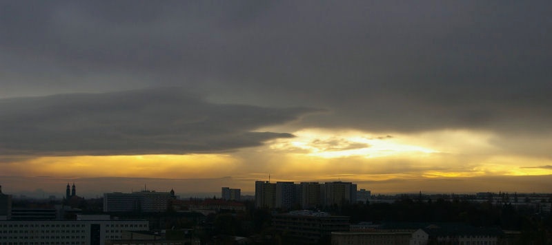 15himmel_gold.jpg - Dieses Bild zeigt, warum die Romantiker früherer Jahrhunderte vom "goldenen Herbst" sprachen.