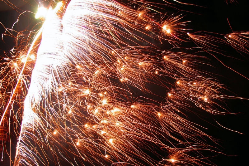 17feuerwerk.jpg - Starker Wind und 1,5 Sekunden Belichtungszeit bringen einen Effekt des Feuerwerks zum Vorschein, der dem menschlichen Auge normalerweise verborgen bleibt.