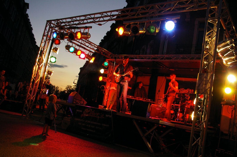 02_Inseln_im_Hecht_Buehne.jpg - Dieses Bild entstand beim Stadtteilfest "Inseln im Hecht" in Dresden. Unterhaltung für groß und klein, die zum Glück noch nicht so mit Verkaufsbuden zugepflastert ist, wie andere Feste, dafür aber interessante Bands auf der Bühne zeigt.