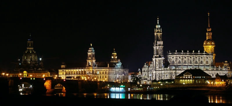 03Dresden_Terassenufer_Nacht.jpg - Das Dresdener Terassenufer bei Nacht. Dieses Bild wurde aus drei Aufnahmen mit unterschiedlicher Helligkeit zusammengebastelt (siehe Erklärung im letzten Bild des Albums).