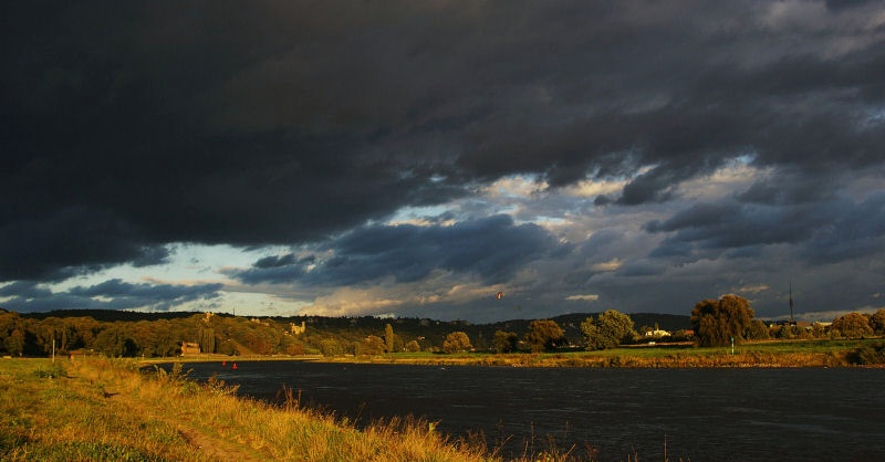 05dunklerHimmelElbe.jpg - Wenn sich im Herbst die untergehende Sonne durch die dunklen Wolken quetscht entstehen beeindruckende Farben. Zum Glück hatte ich die Kamera dabei.An dieser Stelle befindet sich in nicht allzu ferner Zukunft mit hoher Wahrscheinlichkeit die mittlerweile schon zu trauriger Berühmtheit gelangte Waldschlösschenbrücke. Ein Ruhepol Dresdens wird zur Verkehrsader. Traurig.