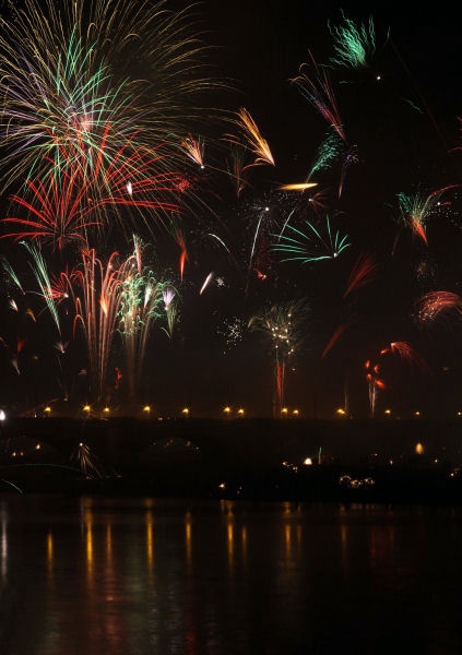 09_Feuerwerk.jpg - So konnte das neue Jahr dann auch los gehen. Nach dem ausgedehnten Feuerwerk, mit dem 2008 in Dresden begrüßt wurde, sind sicherlich über Jahre alle Geister und Hexen vertrieben worden. ;)