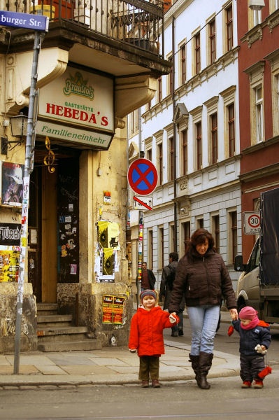 11_Stadtleben.jpg - So sieht es aus in der Neustadt. Der Satdteil Dresdens wird offiziell als Szeneviertel ausgewiesen. Ob die als in meinen Augen fälschlicherweise als "Familieneinkehr" untertitelte Kneipe "Hebedas" dazu beiträgt, bleibt fraglich. Beliebt ist sie allemal. Und Kundschaft wird in der Neustadt - einem der geburtenstärksten Regionen in Ostdeutschland - auch schon herangezogen.