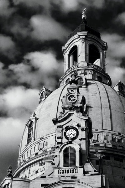 13_Frauenkirche.jpg - Ein Anfang von Schwarz-Weiß-Fotografie. Mit vielen kleinen Tricks habe ich hier den Eindruck von Infrarotfilmen der guten alten analogen Kameras nachempfinden wollen.