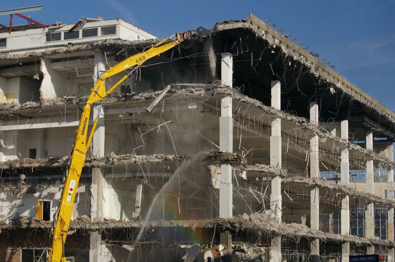 Abriss_Centrum_Warenhaus.jpg - Das ehemalige  Centrum-Warenhaus  wird hier dem Erdboden gleich gemacht. Rohe Gewalt erzeugte dabei viel Staub und Schutt. Aber immerhin gab es auch einen kleinen Regenbogen zu sehen.