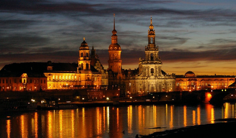 Elbufer_Farbspiel.JPG - Ein magischer Moment. Ich fuhr gerade mit der Bahn von der Uni heim, als sich alle Köpfe in eine Richtung drehten. Ein herrliches Farbspiel bedeckte den Himmel. Zum Glück hatte ich die Kamera dabei. Konsequenz: An der nächsten Haltestelle ausgestiegen und zurück zur Elbe. Ich hatte leider kein Stativ dabei. Das Foto wurde dennoch ordentlich.