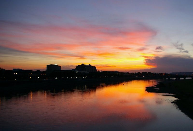 Elbufer_Sonnenuntergang.jpg - Ein Sonnenuntergang-Bild pro Album muss schon sein ;)Wieder einmal schöne Farbgebung am Elbufer.