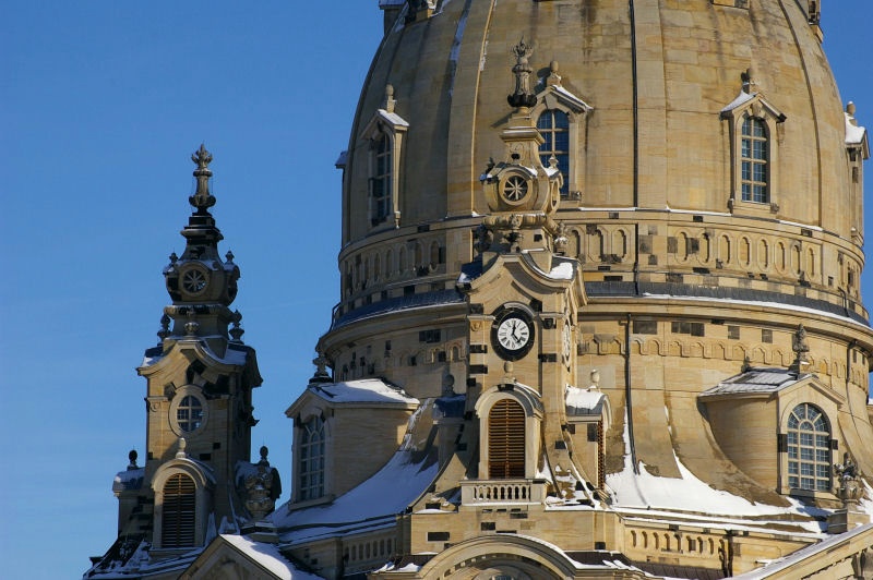 Frauenkiche_Schnee.JPG - Als Dresdner kommt man nicht ohne ein Bild der Frauenkirche in seiner Galerie aus.Hier ist meines. Hoffentlich eine etwas unbekanntere Perspektive.