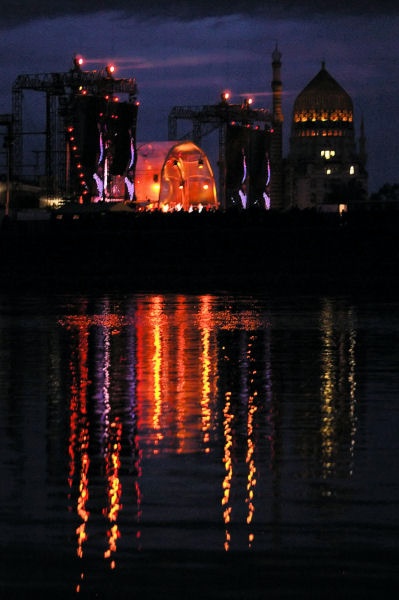 Red_Hot_Chili_Peppers_Buehne.jpg - Das Konzert der Red Hot Chili Peppers hätte wahnsinnig viel Eintritt gekostet. Von der anderen Elbseite konnte man die Bühne auch sehen, der Klang war super, der Eintritt frei und fotografieren erlaubt. Und wo sonst hat man schon mal auf einem Konzert einen Wassergraben gesehen?