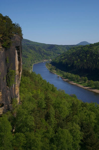 SaechsischeSchweiz.JPG - Ein Bild vom Elbsandsteingebirge. Von der Schrammsteinaussicht hat man einen herrlichen Blick auf die Elbe, die sich aus der Tschechischen Republik in die BRD schlängelt. Im Hintergrund der "Große Winterberg".