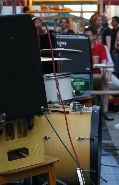 Strassenkunst.JPG - Noch ein Foto von der BRN. Viele spontane Konzerte junger Künstler luden zum Verweilen ein.Im Unterschied zu anderen Stadtfesten merkt man bei der BRN, dass es nicht darum geht, möglichst viel Geld zu verdienen, sondern darum, möglichst viel Spaß zu haben. Sehr sympatisch. Freue mich schon auf das nächste.