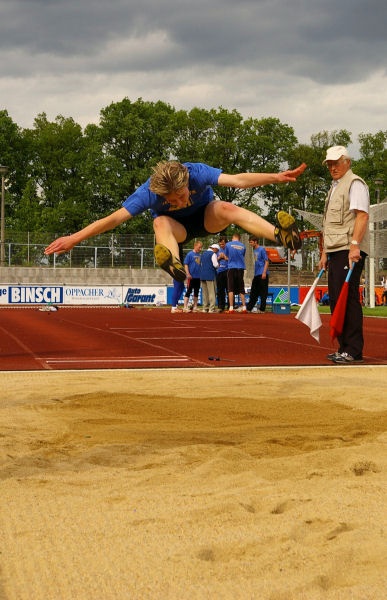 Weitsprung_Doreen.JPG - Doreen mit guter Technik bei den Sächsischen Hochschulmeisterschaften der Leichtathletik. Mit diesem Sprung holte sie sich einen ihrer Meistertitel.