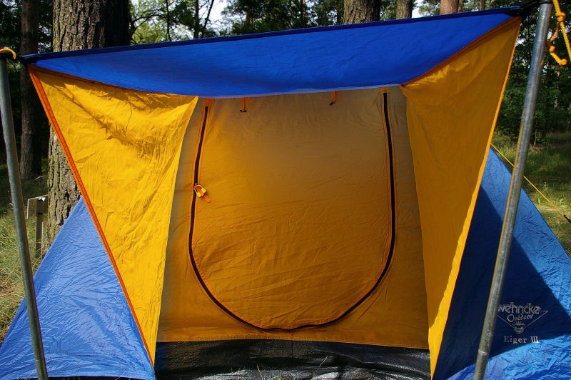 Zelt_smiley.JPG - Bei diesem Foto wurde mir klar, wie der Erfinder des Smileys auf seine Idee gekommen ist.