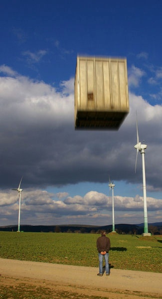 freierFall.jpg - Ein Bild aus der Kategorie: Das letzte Foto.Doch keine Angst. Niemand kam zu Schaden. Die Kiste baumelte Friedlich an einem Kran, der samt seines Schattens von mir wegretuschiert wurde.Danke an Reinhard für die Idee und das Modelling.