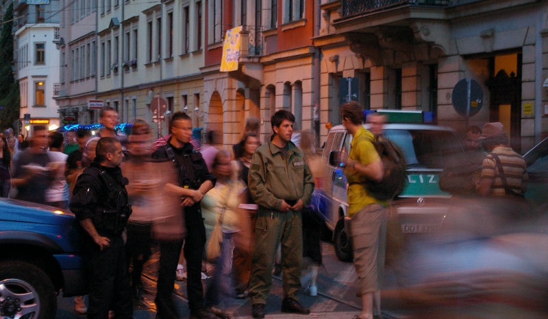 ruhige_Polizei.JPG - Entgegen der Berichterstattung in den Boulevardmedien hatten die Polizisten bei der "Bunten Republik Neustadt", einem sehr abwechslungsreichen Stadtteilfest, eine ruhige Zeit. Sieht man auf diesem länger belichteten Foto, oder?