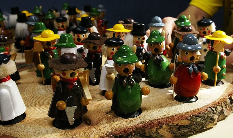 DM_OlbernhauFreitag10.jpg - Am Freitag, dem Tag der Anreise war von den Zöblitzer Helfern schon viel vorbereitet worden. Unter anderem gab es für alle Sportler beim Wiegen die traditionell erzgebirgischen Räuchermännchen. Diese dienten einerseits als Andenken, andererseits auch als Losnummer (am unteren Ende waren kleine Zettel mit den Nummern angebracht).