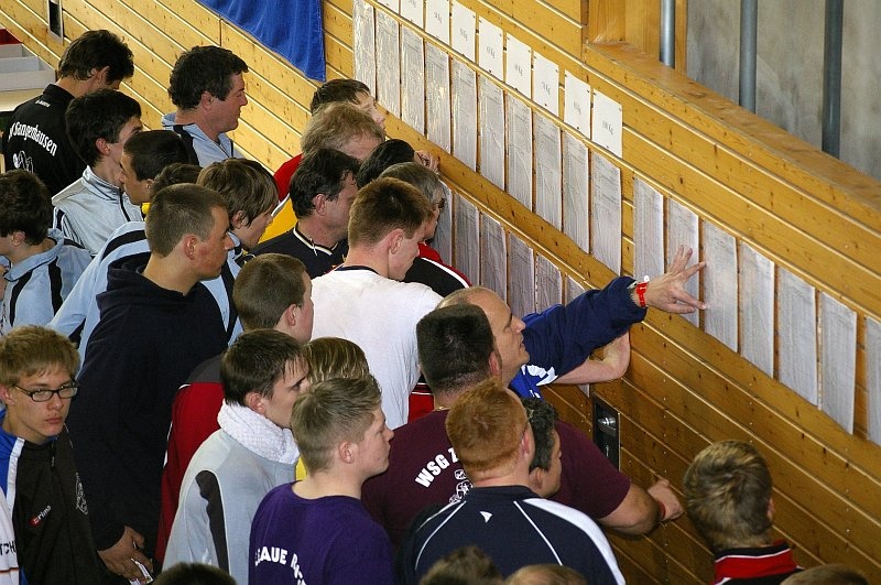 DM_OlbernhauFreitag17.jpg - Beim Ringen treten die Kämpfer in verschiedenen Gewichtsklassen an. Durch die Losnummer werdem jedem Ringer eine Startposition und damit auch die Gegner zugeteilt. Als die ersten Paarungen bekannt gegeben wurden, war an den Listen gleich viel los.