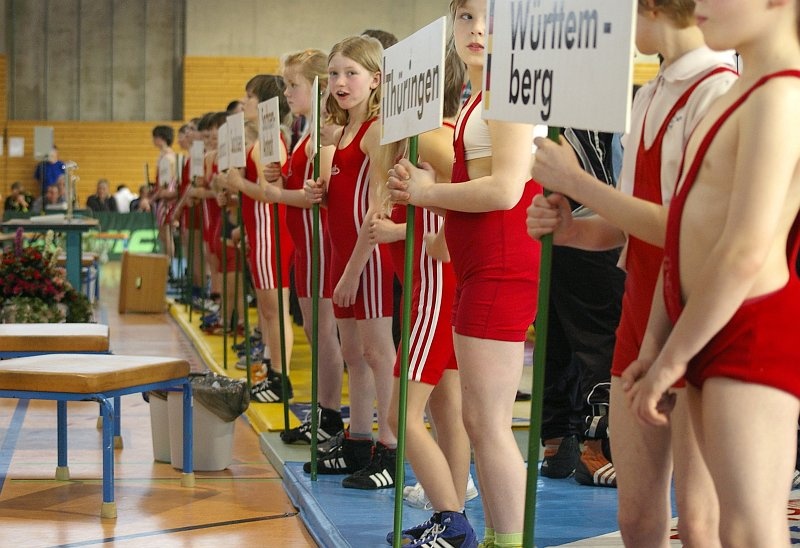 DM_OlbernhauFreitag29.jpg - Nachwuchsringer des ausrichtenden Ring- und Turnvereins Zöblitz durften die Schilder tragen. Dabei hatten sie ein Trikot – die traditionelle Ringerkleidung – an.